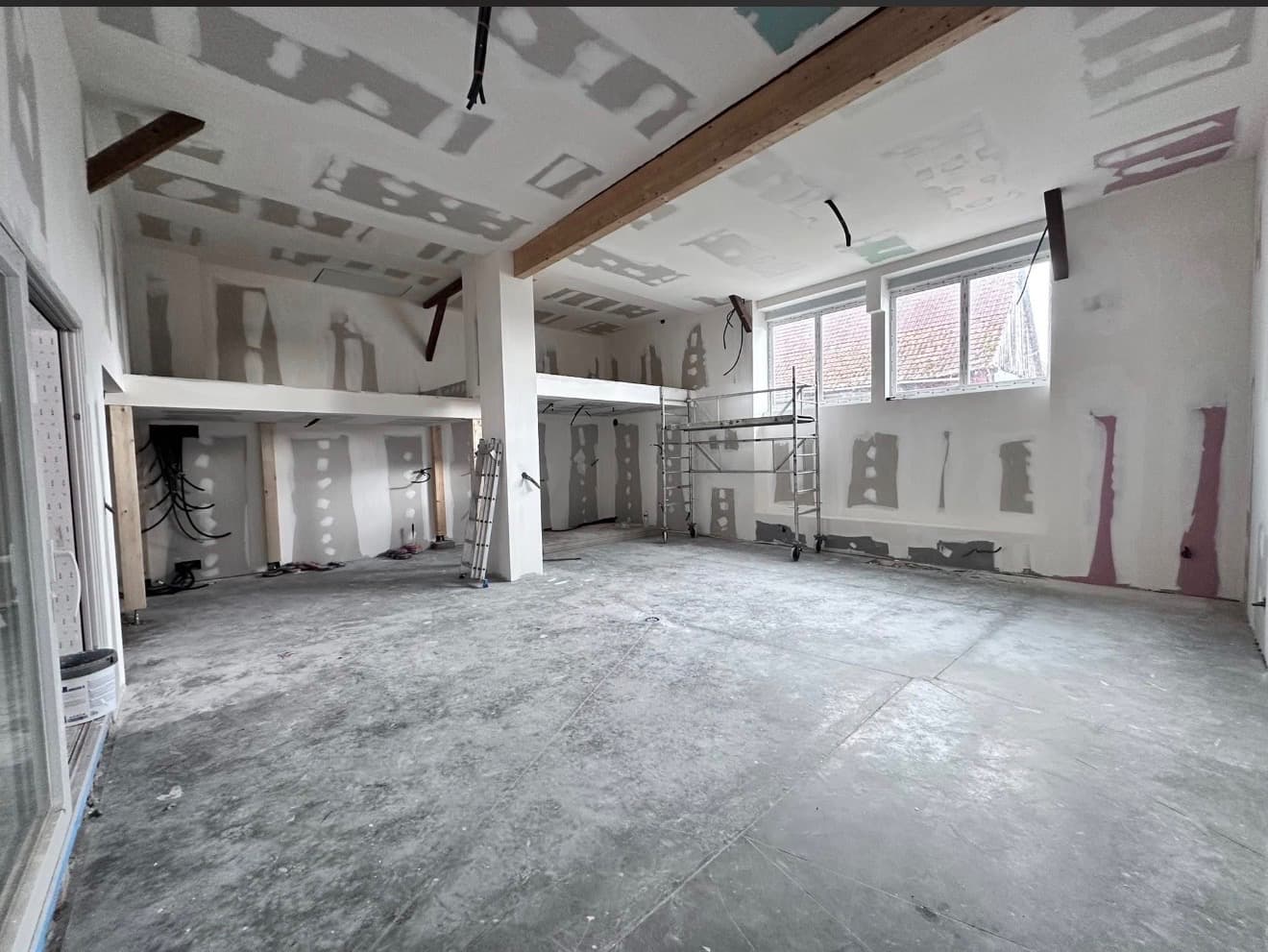 Grande pièce avec mezzanine, murs et plafonds en placo enduit