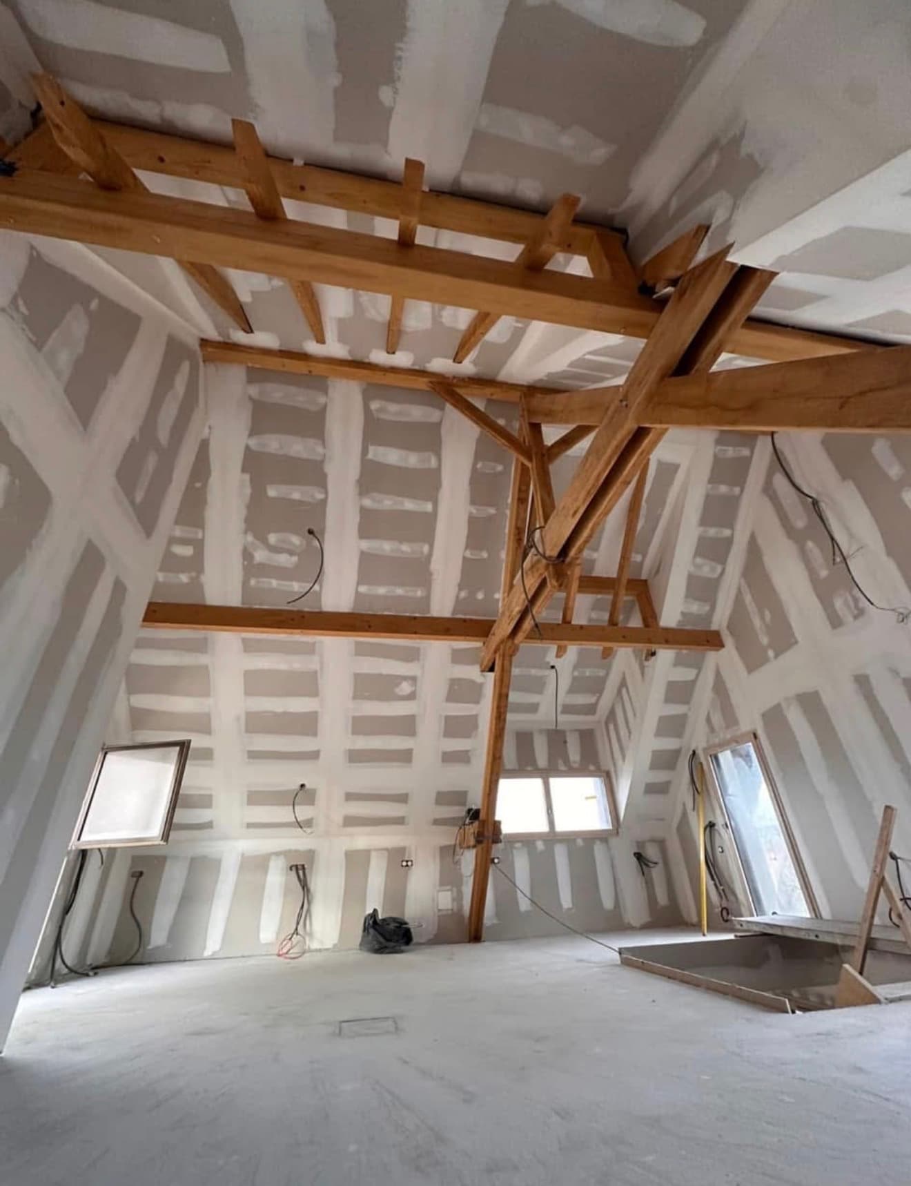 Pièce sous toit avec charpente bois sablée et placo en cours de jointoiement