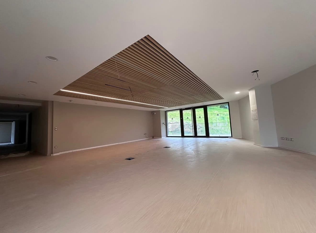 Faux plafond bois à lattes avec bandeau LED, baies vitrées sur jardin — chantier IC PLAQ